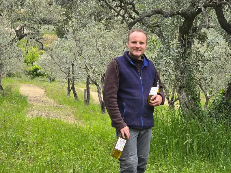Pierre avec ses bouteilles dans l'oliveraie